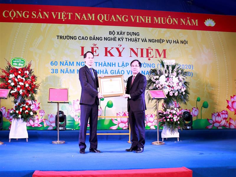 Thừa ủy quyền của Thủ tướng Chính phủ, Thứ trưởng Bộ Xây dựng Nguyễn Văn Sinh trao Bằng khen của Thủ tướng Chính phủ cho Trường Cao đẳng nghề Kỹ thuật và Nghiệp vụ Hà Nội
