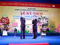 Thừa ủy quyền của Thủ tướng Chính phủ, Thứ trưởng Bộ Xây dựng Nguyễn Văn Sinh trao Bằng khen của Thủ tướng Chính phủ cho Trường Cao đẳng nghề Kỹ thuật và Nghiệp vụ Hà Nội