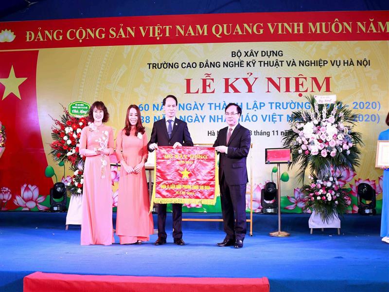 Thay mặt lãnh đạo Bộ Xây dựng, Thứ trưởng Nguyễn Văn Sinh tặng Cờ Thi đua của Bộ Xây dựng cho Trường Cao đẳng nghề Kỹ thuật và Nghiệp vụ Hà Nội 