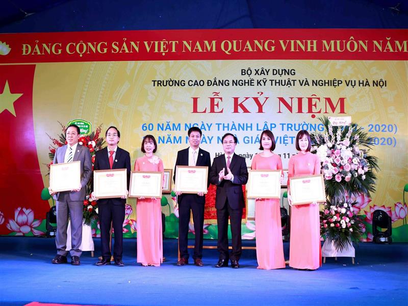 Thứ trưởng Nguyễn Văn Sinh trao Bằng khen của Bộ trưởng Bộ Xây dựng cho các cá nhân tiêu biểu của Nhà trường