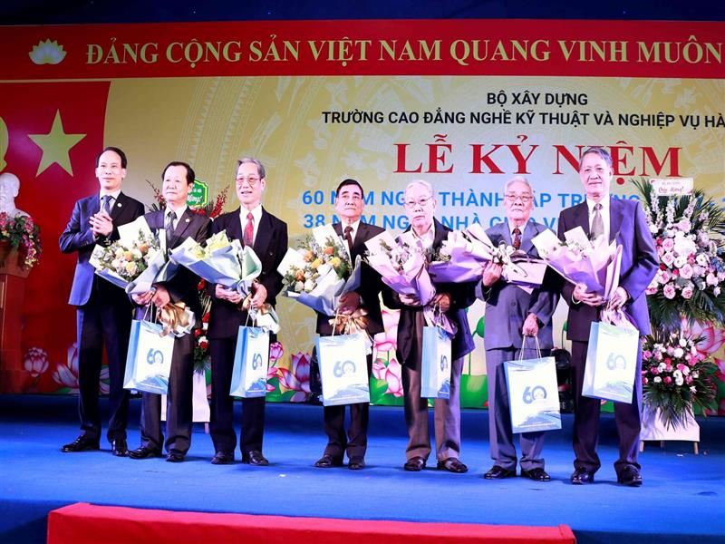 Hiệu trưởng Lê Hồng Ngọc tặng hoa tri ân lãnh đạo Nhà trường qua các thời kỳ